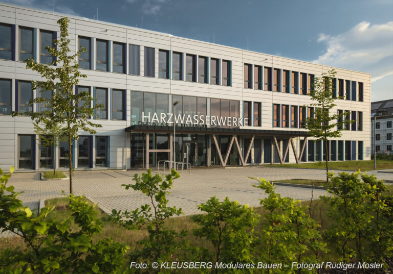 Frontansicht von Außen auf die Harzwasserwerke in Hildesheim.