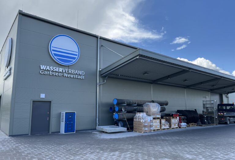 Das neue Betriebsgebäude des Wasserverbands Garbsen von Außen.