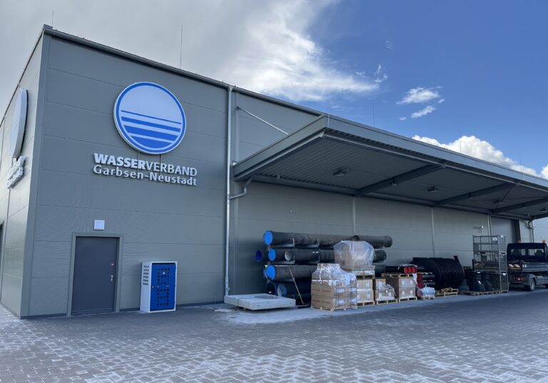 Das neue Betriebsgebäude des Wasserverbands Garbsen von Außen.