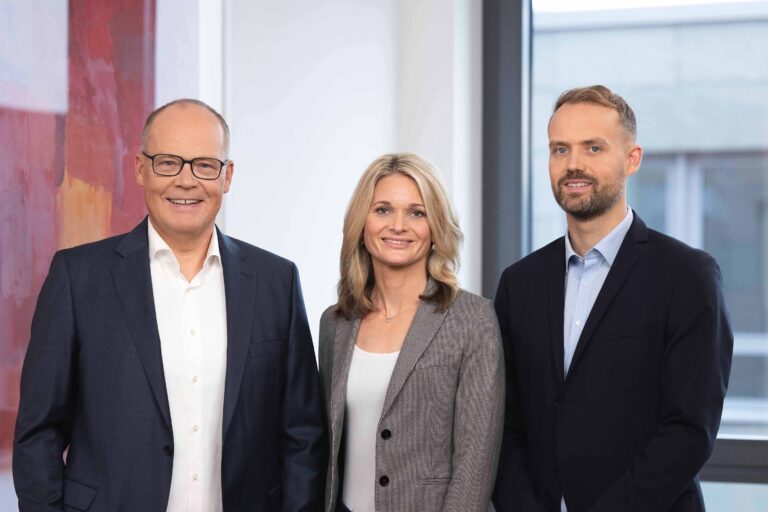 Die neue Geschäftsführung steht zusammen nebeneinander: Ansgar Wiesemann (links), Christine Schelcher (Mitte) und Daniel Wiesemann (rechts).
