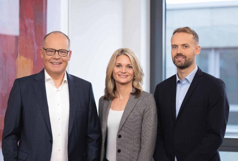 Die neue Geschäftsführung steht zusammen nebeneinander: Ansgar Wiesemann (links), Christine Schelcher (Mitte) und Daniel Wiesemann (rechts).