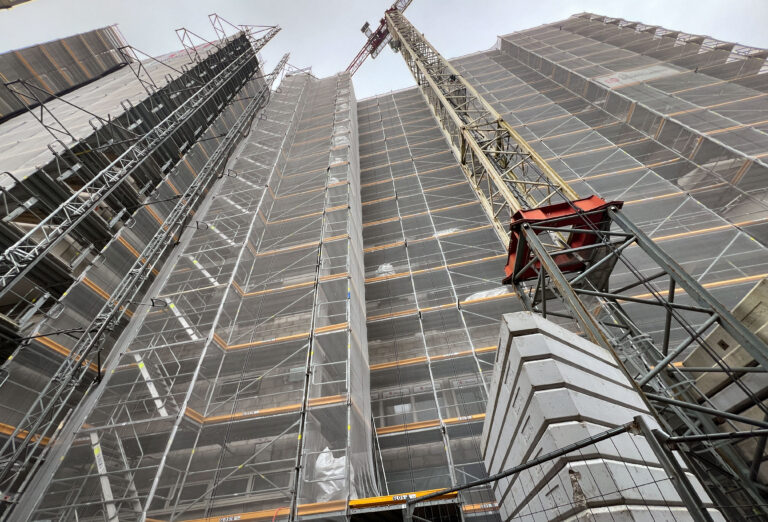 Außenfassade des GAG Wohnblocks aus der Froschperspektive