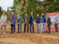 Die Projektbeteiligten des Seniorenprojekts-Giesenkirchen nebeneinander gereiht beim Spatenstich