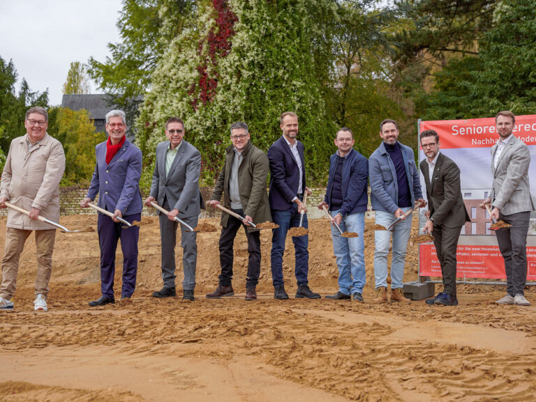 Die Projektbeteiligten des Seniorenprojekts-Giesenkirchen nebeneinander gereiht beim Spatenstich