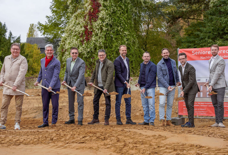Die Projektbeteiligten des Seniorenprojekts-Giesenkirchen nebeneinander gereiht beim Spatenstich