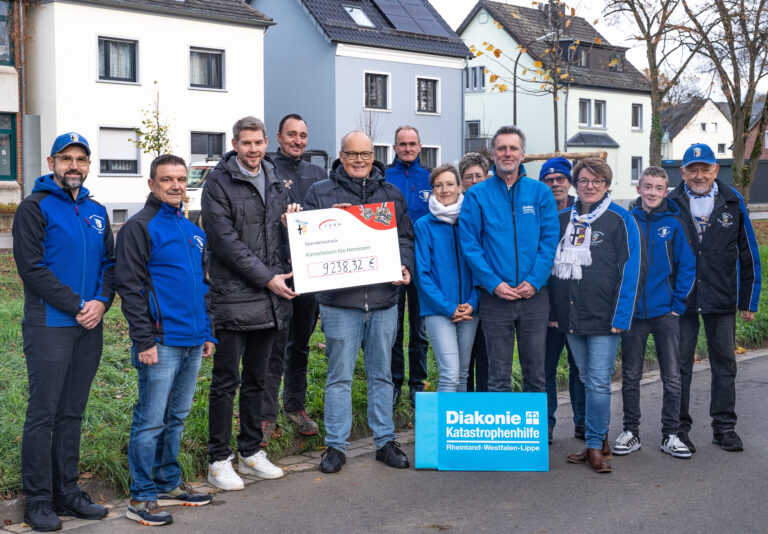 Die Unterstützer der Spendenaktion übergeben der Gemeinde Swisttal den symbolischen Spendencheck.