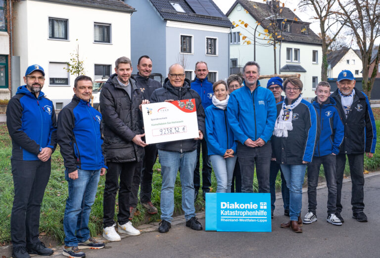 Die Unterstützer der Spendenaktion übergeben der Gemeinde Swisttal den symbolischen Spendencheck.