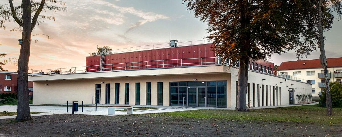 Die fertiggestellte Turnhalle zur Grundschule Emschertal von Außen.