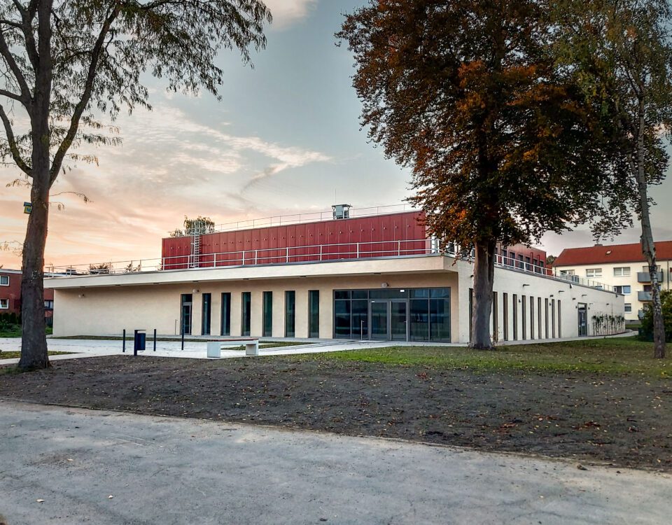 Die fertiggestellte Turnhalle zur Grundschule Emschertal von Außen.