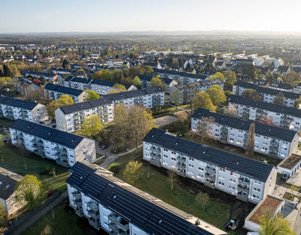 Luftaufnahme der Wohnsiedlung in Köln-Holweide. Energetische Sanierung von 15 Wohnblöcken. Projektsteuerung von TEAM Baumanagement.