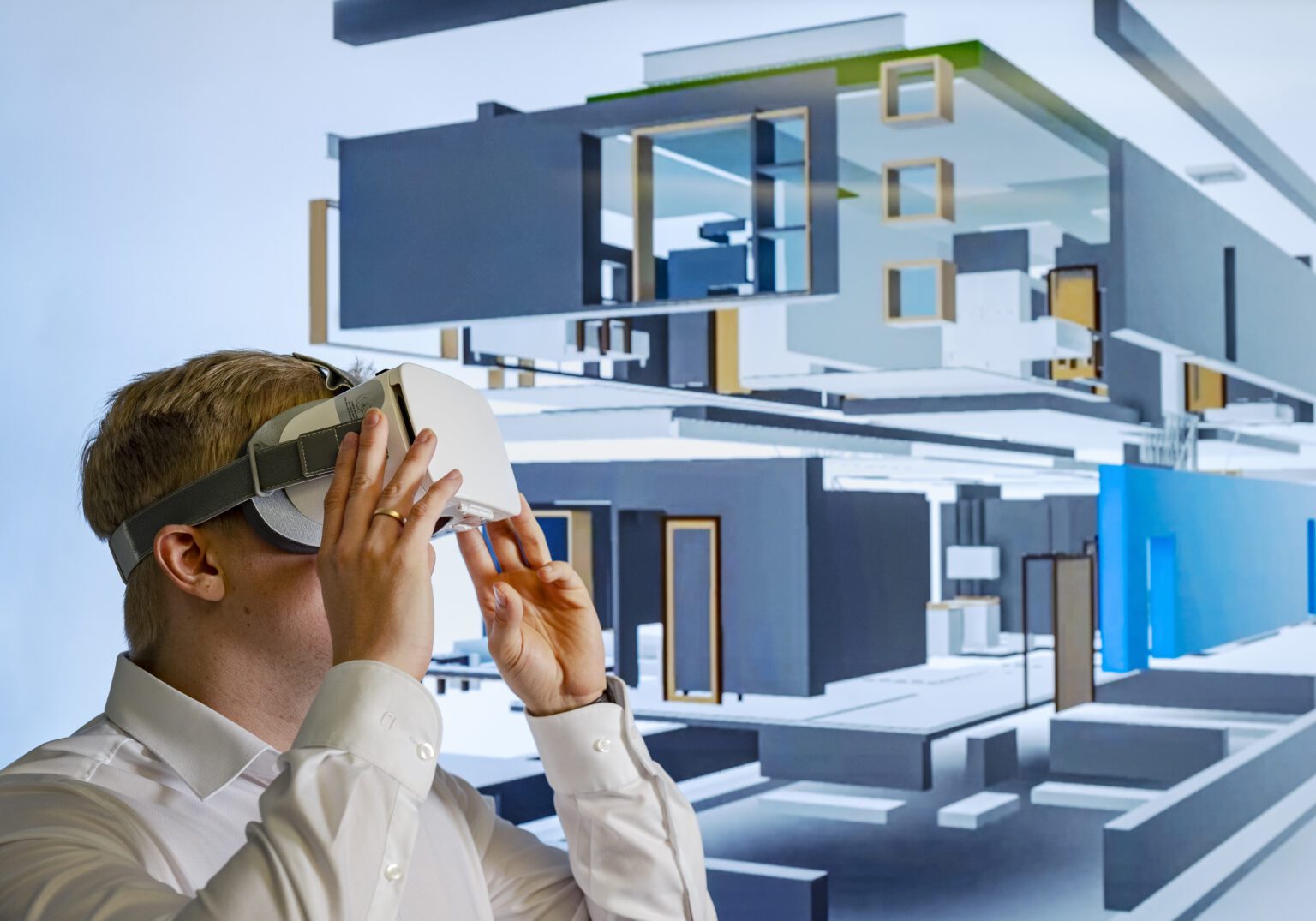 Person mit VR-Brille erkundet ein digitales Architekturmodell. Virtuelle Realität in der Architekturplanung.