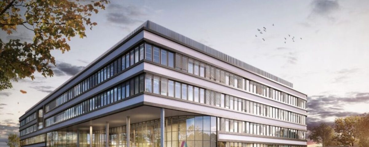 Moderne Bürogebäude-Architektur bei Sonnenuntergang mit Menschen und Autos im Vordergrund.