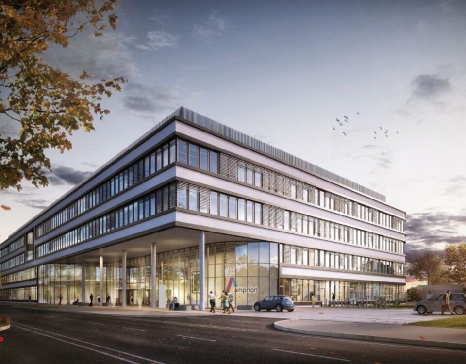 Moderne Bürogebäude-Architektur bei Sonnenuntergang mit Menschen und Autos im Vordergrund.