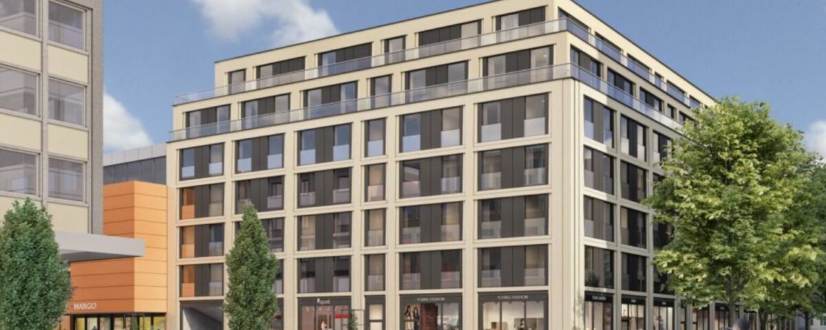 Moderne Wohn- und Geschäftshausfassade im Stadtzentrum, belebte Fußgängerzone und Autos, blauer Himmel.