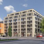 Moderne Wohn- und Geschäftshausfassade im Stadtzentrum, belebte Fußgängerzone und Autos, blauer Himmel.