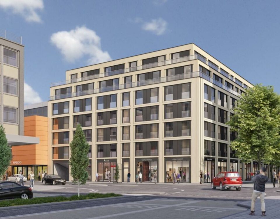 Moderne Wohn- und Geschäftshausfassade im Stadtzentrum, belebte Fußgängerzone und Autos, blauer Himmel.