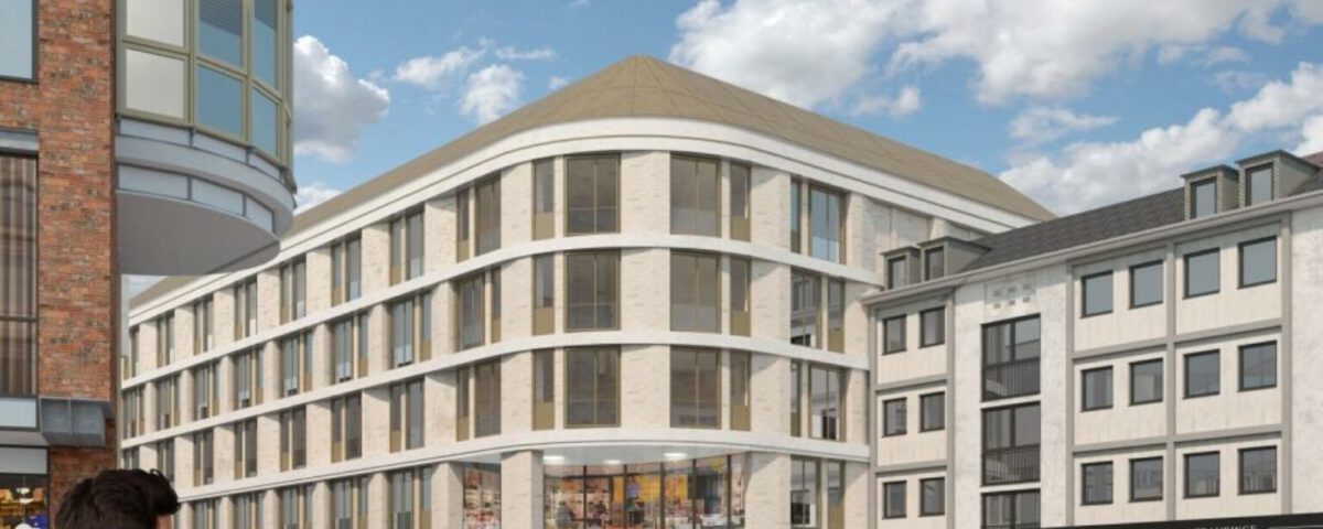 Moderne Stadtarchitektur mit Geschäftsgebäuden, Passanten und strahlend blauem Himmel im Hintergrund.