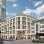 Moderne Stadtarchitektur mit Geschäftsgebäuden, Passanten und strahlend blauem Himmel im Hintergrund.