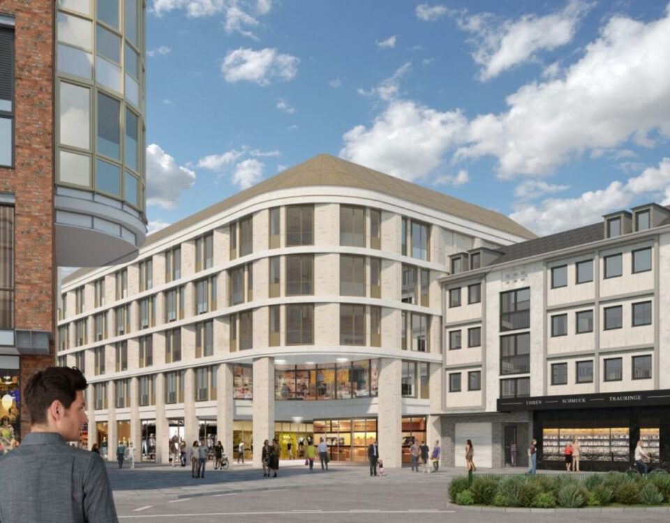 Moderne Stadtarchitektur mit Geschäftsgebäuden, Passanten und strahlend blauem Himmel im Hintergrund.