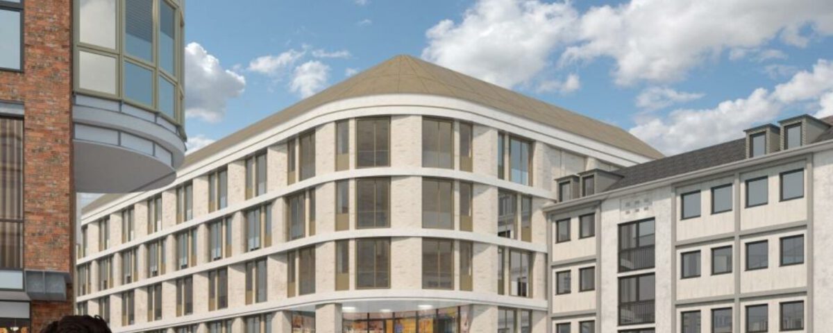 Moderne Stadtarchitektur mit Geschäften und Passanten unter blauem Himmel.