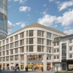 Moderne Stadtarchitektur mit Geschäften und Passanten unter blauem Himmel.