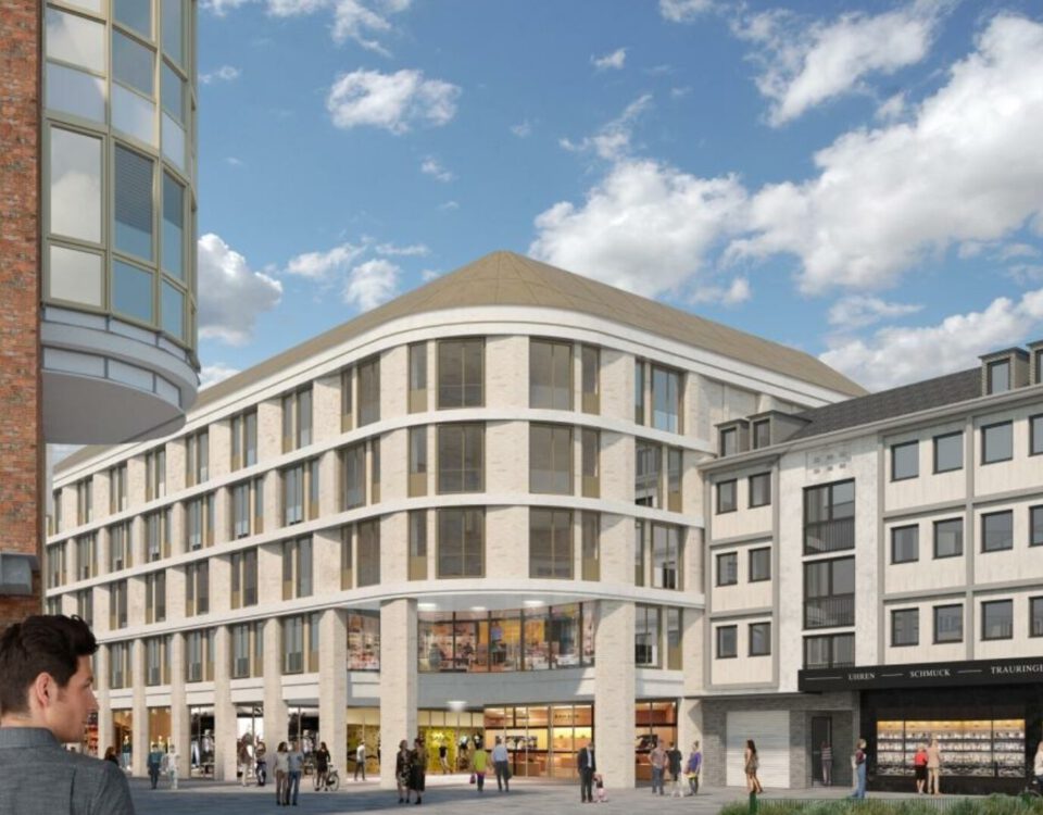 Moderne Stadtarchitektur mit Geschäften und Passanten unter blauem Himmel.