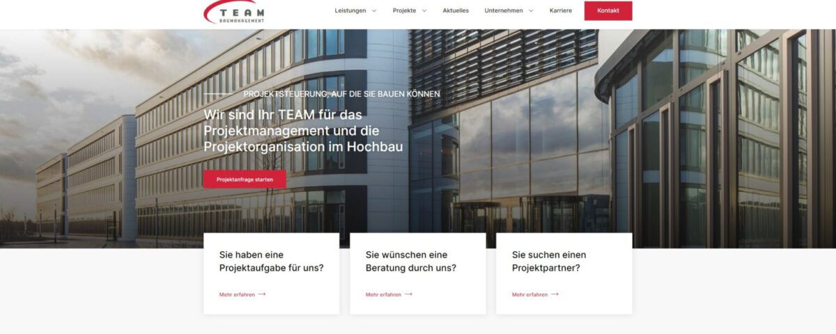 Gebäude und Website-Banner von TEAM Baumanagement für Projektorganisation und -management im Hochbau.