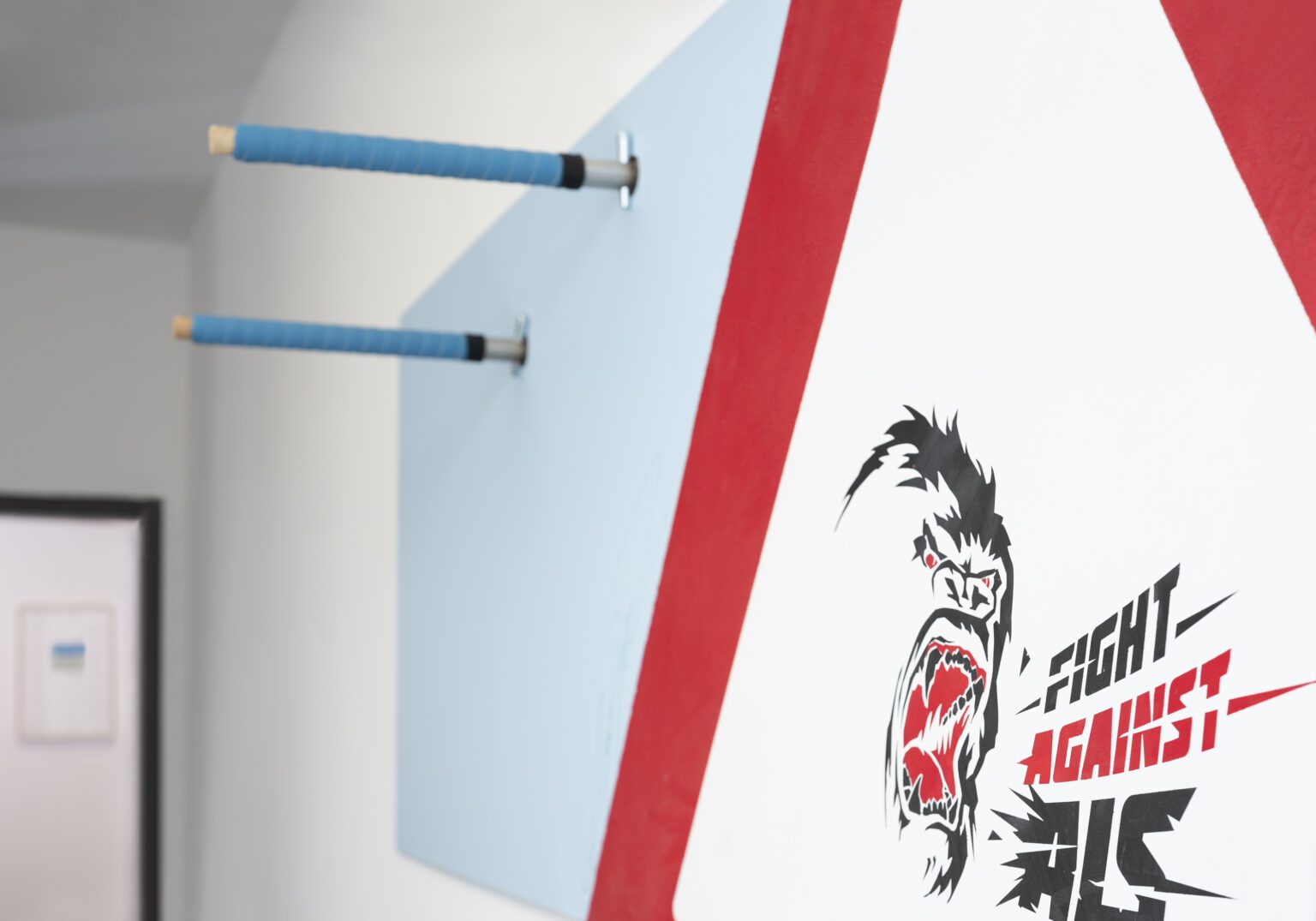 Wandbild zeigt Fight Against ALS mit aggressivem Affenmotiv, symbolisiert den Kampf gegen Amyotrophe Lateralsklerose.