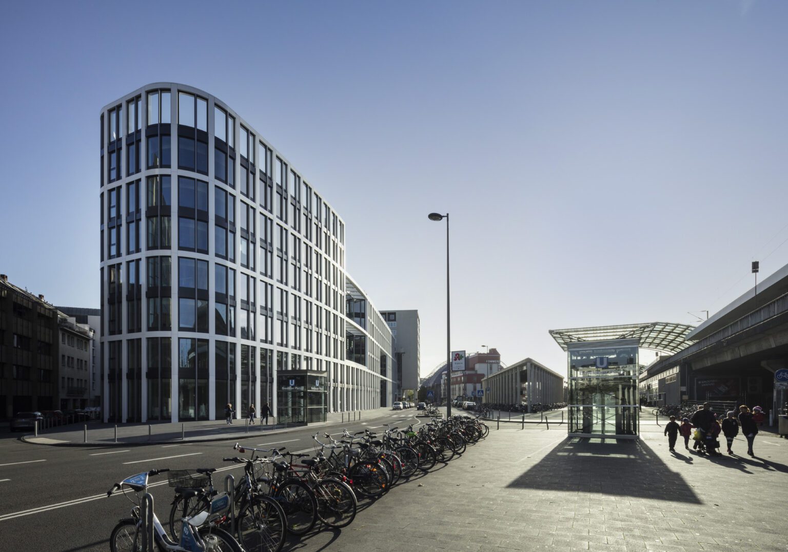 EP03594 Moderne Bürogebäude und Fahrräder bei sonnigem Wetter in einer städtischen Umgebung.
