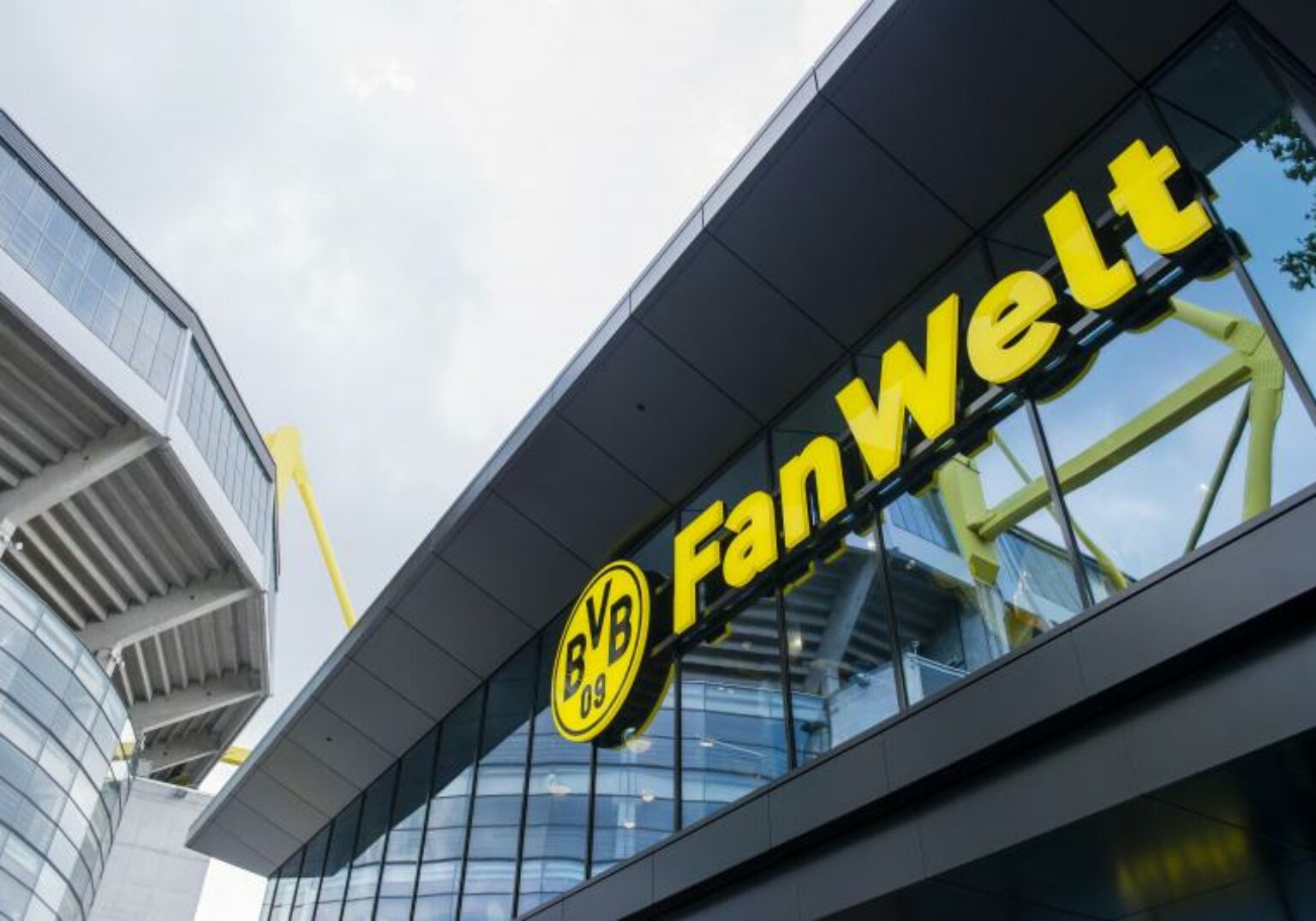 Außenansicht BVB FanWelt in Dortmund am Stadion, grauer Himmel im Hintergrund.