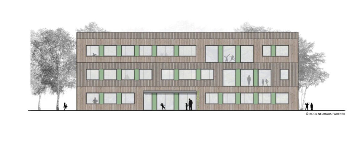 Moderne Holzfassade mit großen Fenstern, mehrere Etagen, Bäume im Hintergrund, Silhouetten von Menschen im und vor dem Gebäude.