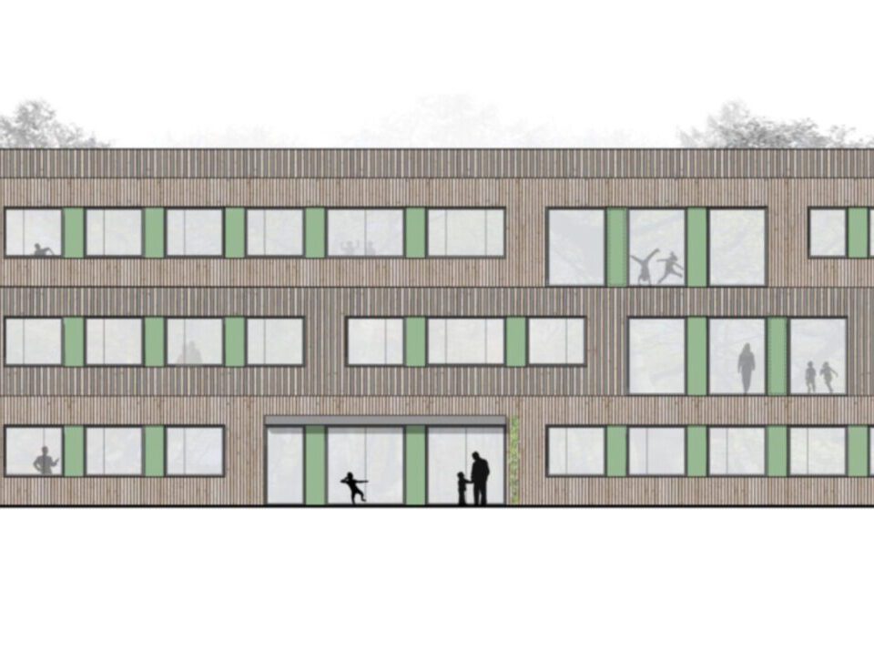 Moderne Holzfassade mit großen Fenstern, mehrere Etagen, Bäume im Hintergrund, Silhouetten von Menschen im und vor dem Gebäude.