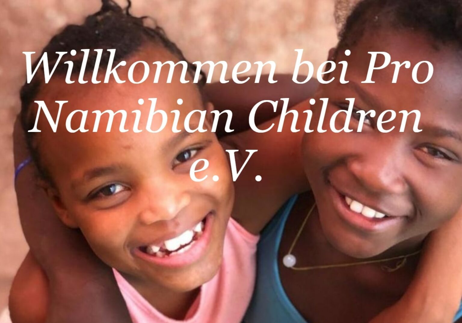 Lächelnde Kinder umarmen sich – Willkommen bei Pro Namibian Children e.V. Unterstützung für namibische Kinder.