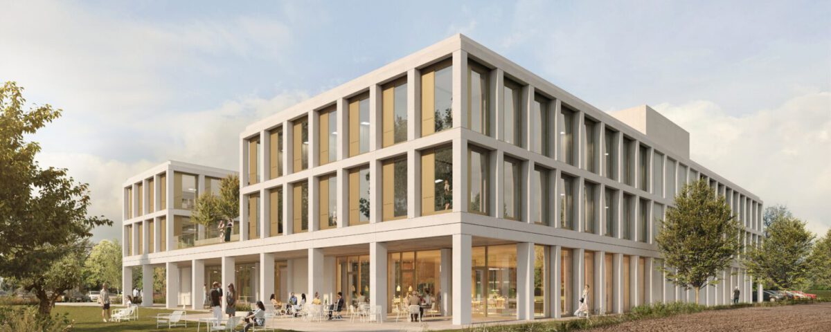 Moderner Bürokomplex bei Sonnenschein, umgeben von Grünflächen und Bäumen, mit offenen Terrassen und Glasfassade.
