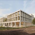 Moderner Bürokomplex bei Sonnenschein, umgeben von Grünflächen und Bäumen, mit offenen Terrassen und Glasfassade.