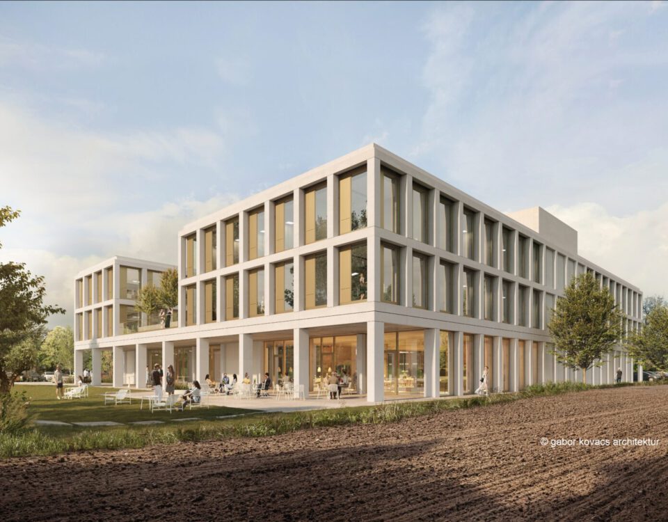 Moderner Bürokomplex bei Sonnenschein, umgeben von Grünflächen und Bäumen, mit offenen Terrassen und Glasfassade.