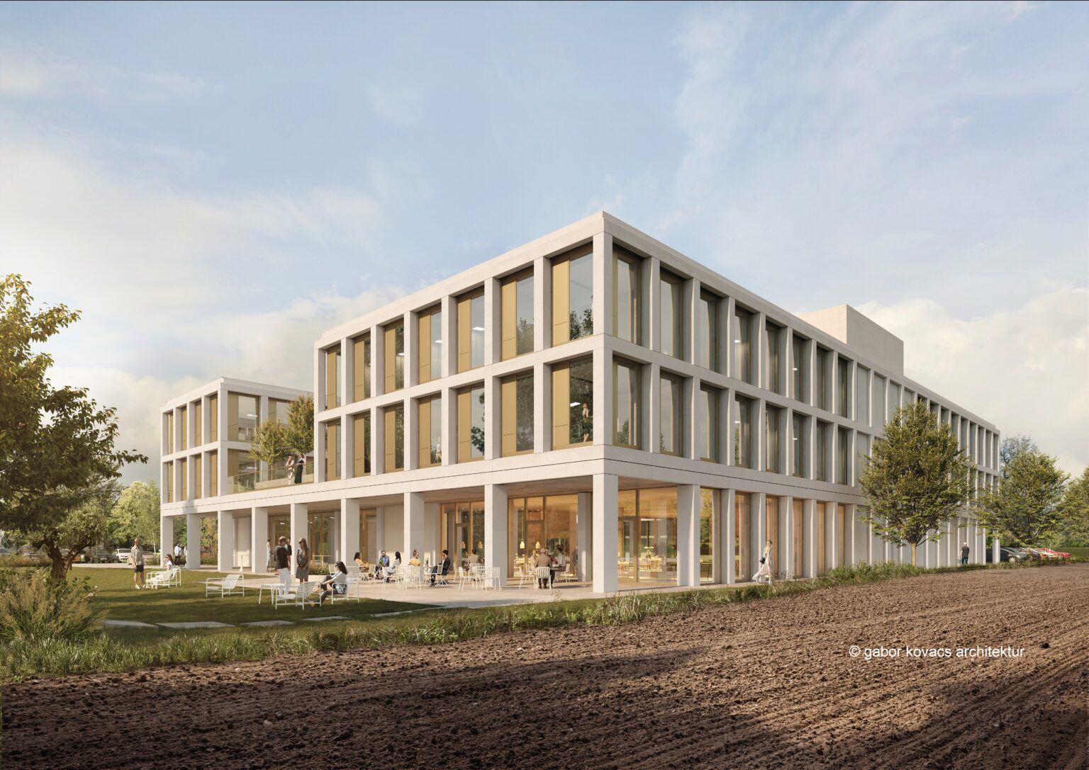 Moderner Bürokomplex bei Sonnenschein, umgeben von Grünflächen und Bäumen, mit offenen Terrassen und Glasfassade.