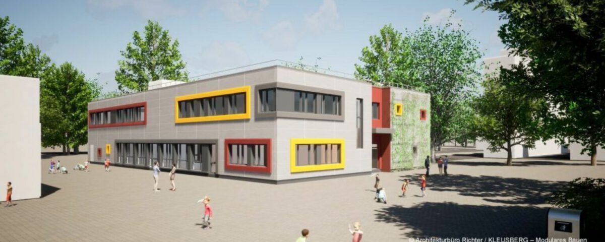 Moderner Schulcampus mit zweistöckigem Gebäude, umgeben von Bäumen und spielenden Kindern auf dem Hof.