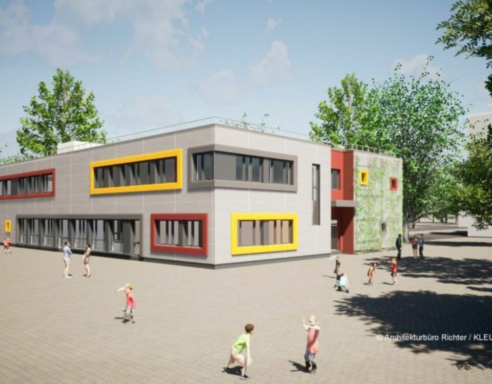 Moderner Schulcampus mit zweistöckigem Gebäude, umgeben von Bäumen und spielenden Kindern auf dem Hof.