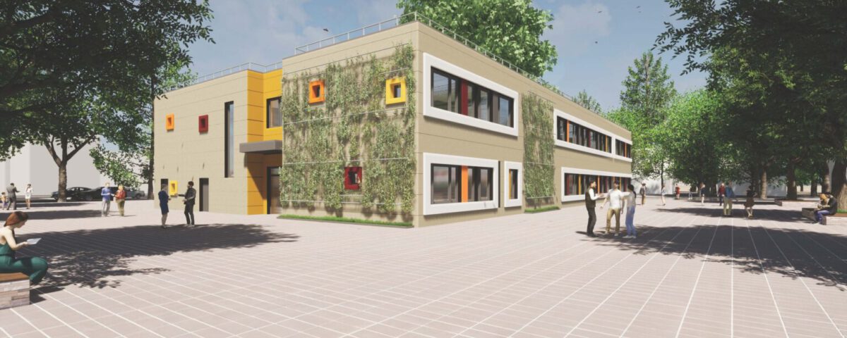Modulares Gebäude mit begrüntem Außenbereich, Bäume und Menschen auf einem gepflasterten Platz unter blauem Himmel.