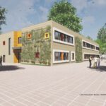 Modulares Gebäude mit begrüntem Außenbereich, Bäume und Menschen auf einem gepflasterten Platz unter blauem Himmel.