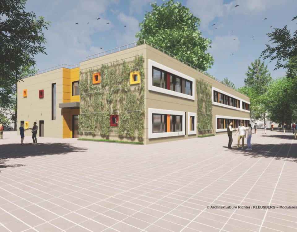 Modulares Gebäude mit begrüntem Außenbereich, Bäume und Menschen auf einem gepflasterten Platz unter blauem Himmel.