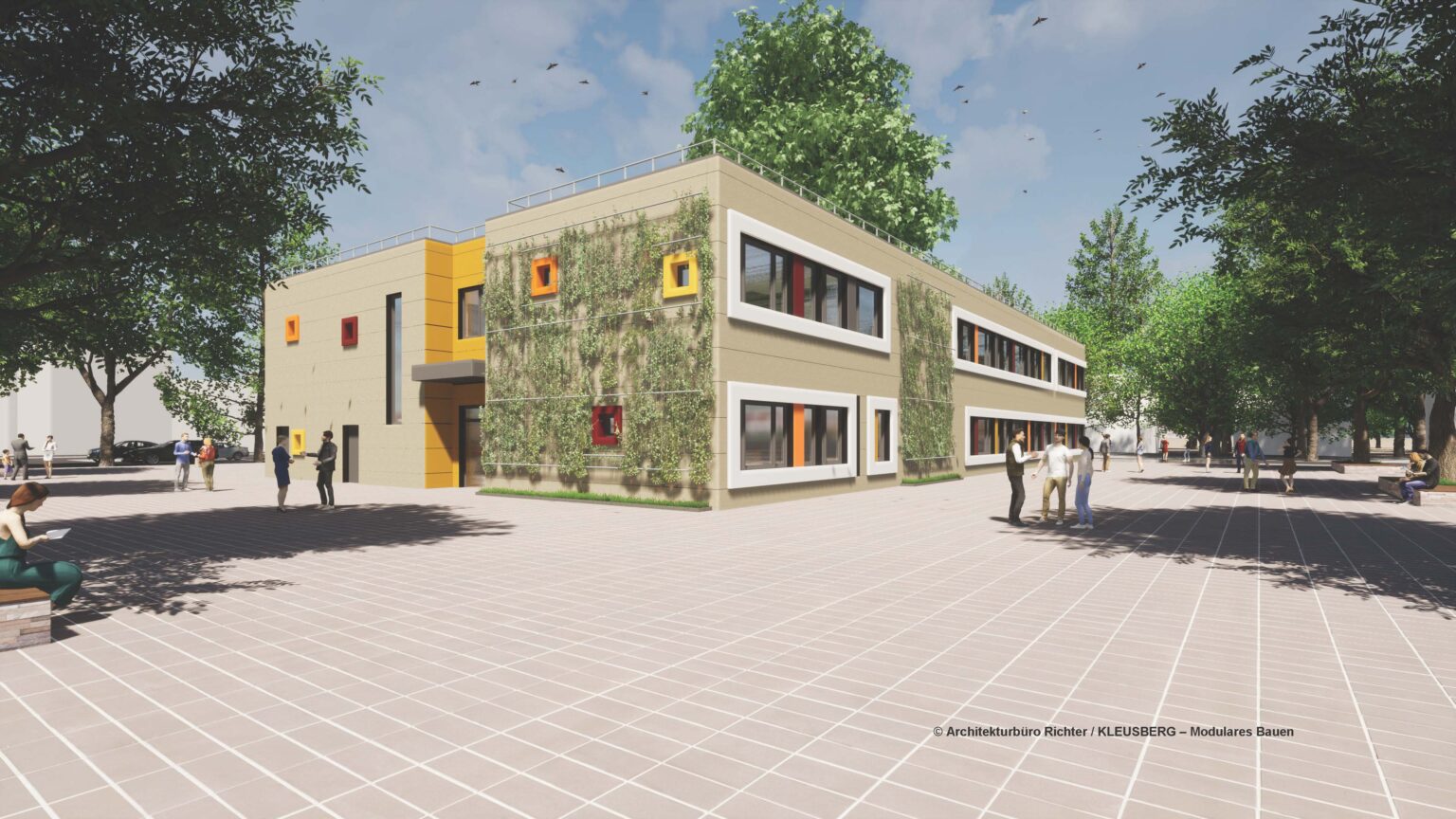 Modulares Gebäude mit begrüntem Außenbereich, Bäume und Menschen auf einem gepflasterten Platz unter blauem Himmel.