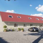 Moderner Neubau mit rotem Dach, umgeben von Autos, Fahrrädern und Grünflächen in einem sonnigen Wohngebiet.