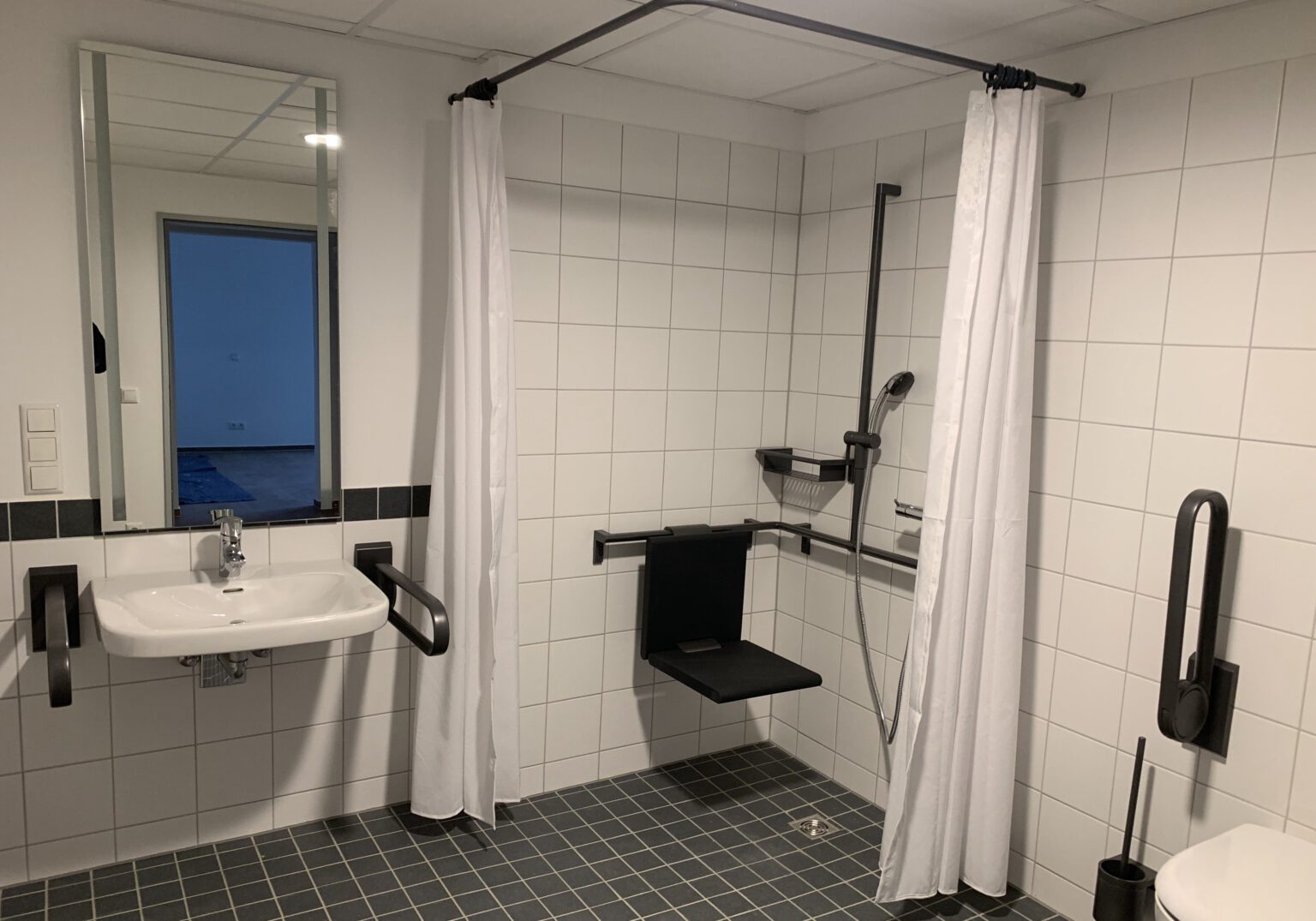 Teil_4-1536x1075.2-c-default Barrierefreies Badezimmer mit Duschsitz, Haltegriffen und Waschtisch, angepasst für Rollstuhlfahrer.