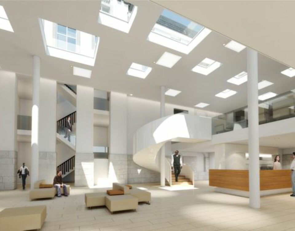 Modernes, lichtdurchflutetes Atrium mit Wendeltreppe, minimalistischen Sitzgelegenheiten und Personen im Gespräch.