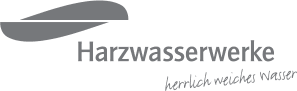 Logo der Harzwasserwerke mit Slogan herrlich weiches Wasser, stilisierte Grafik und Schrift in Grau.