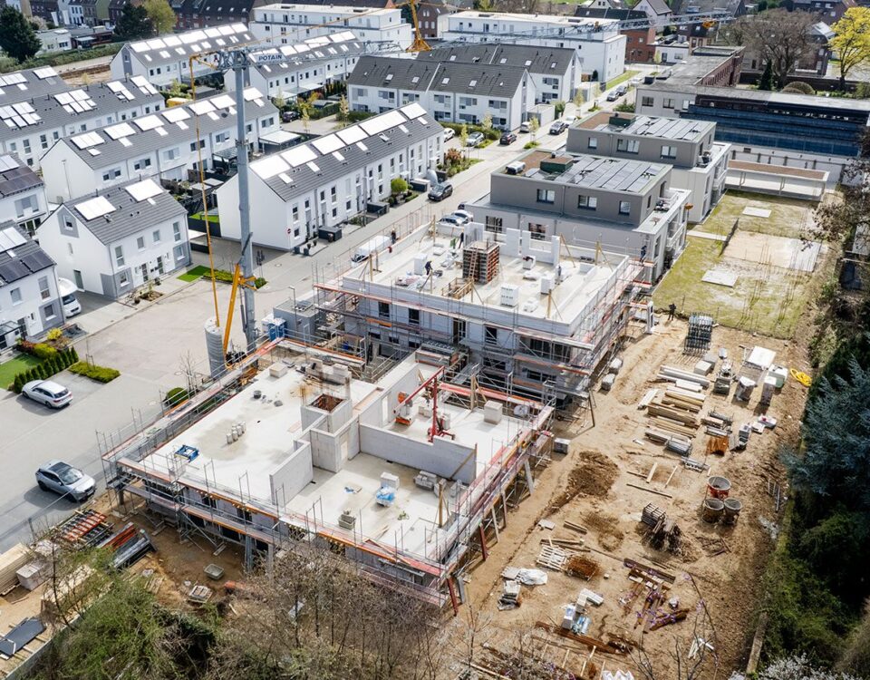 Luftaufnahme der Baustelle in Giesenkirchen, Pfarrer-Walter-Weg. Projektmanagement TEAM Baumanagement.