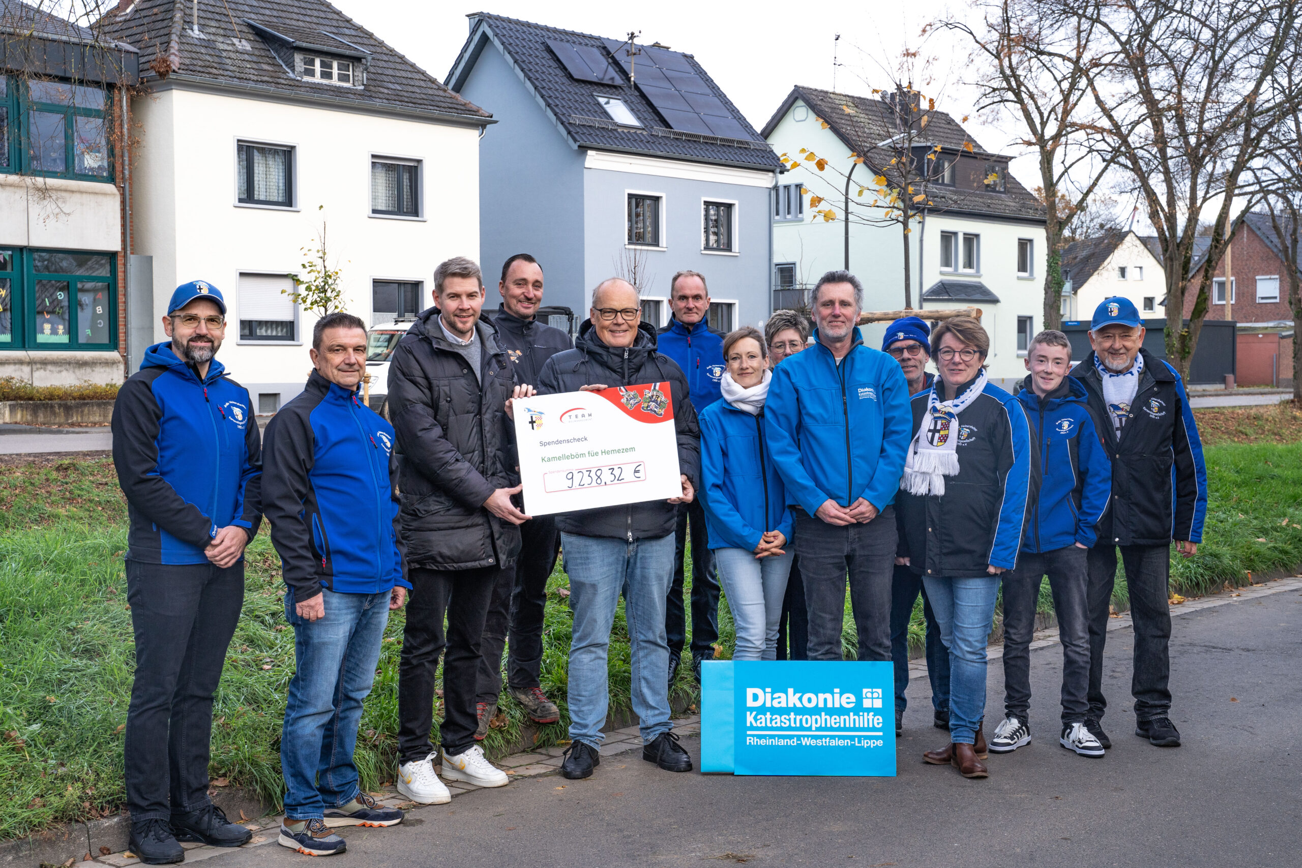 Menschen überreichen Scheck an Diakonie Katastrophenhilfe, Förderverein für Herxheim Spendenaktion.