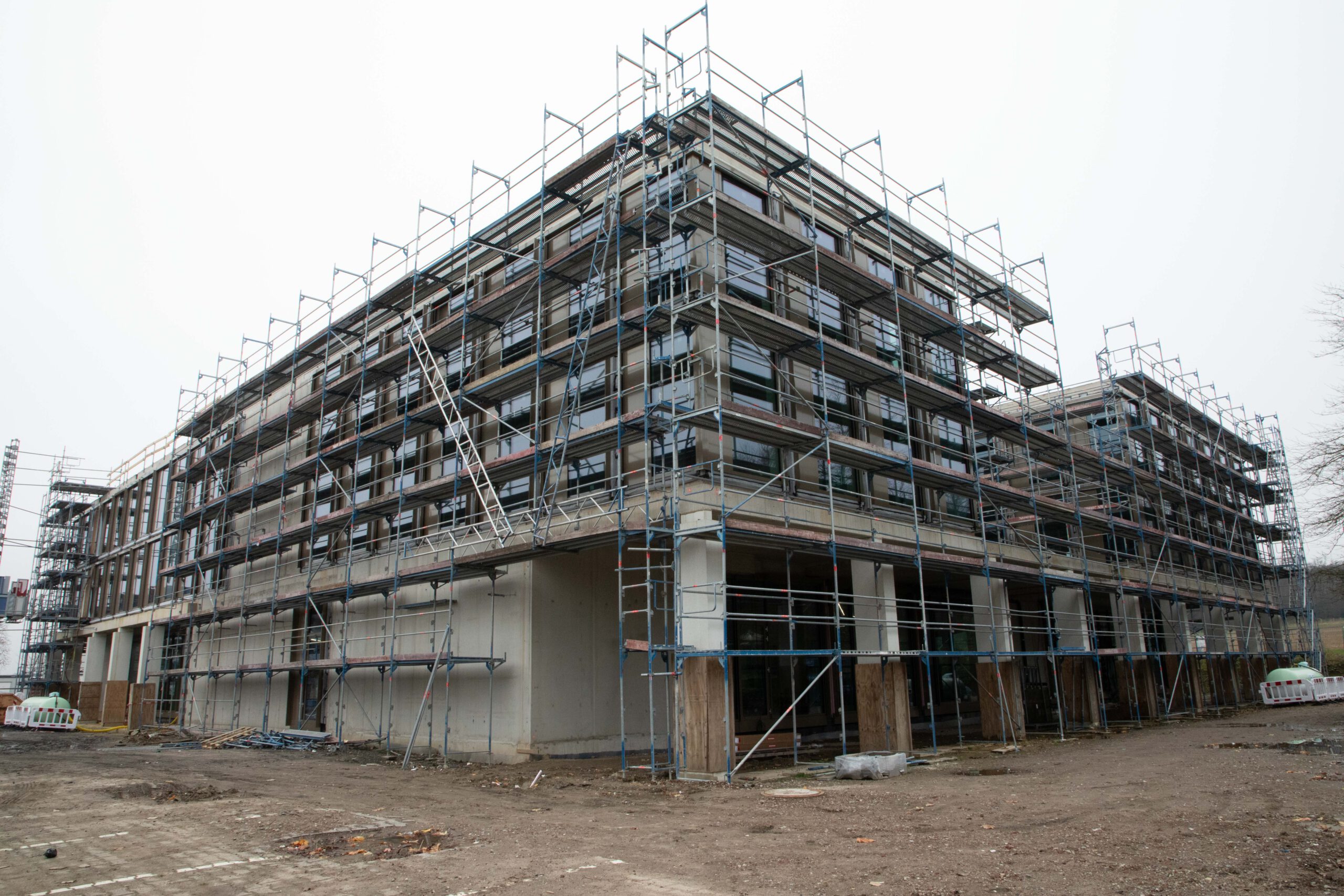 PVS-II_Zwischenstand Gebäude im Bau mit Gerüst, moderne Architektur, Baustelle in urbaner Umgebung.